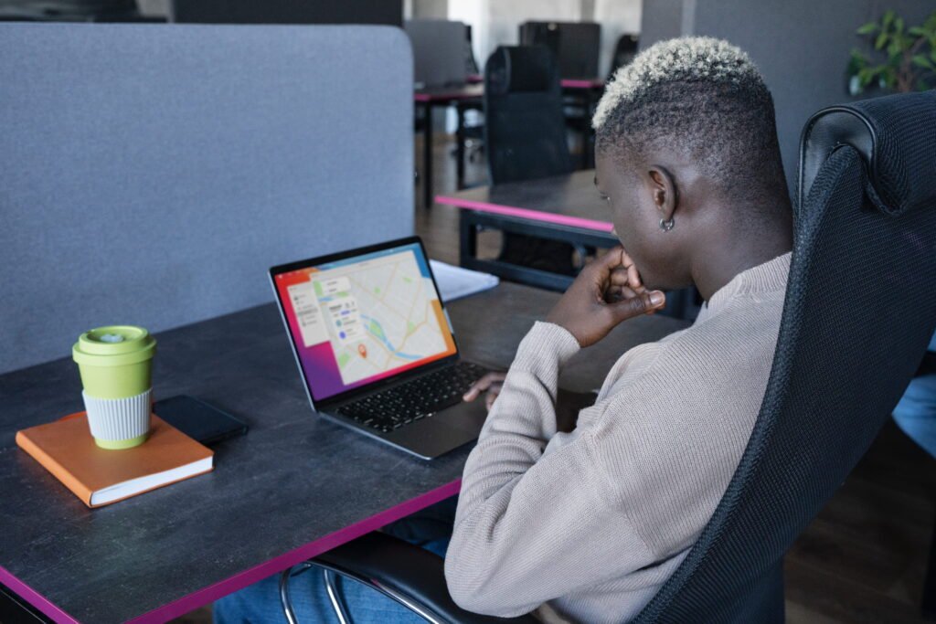 homme travaillant sur la vue laterale d un ordinateur portable 2