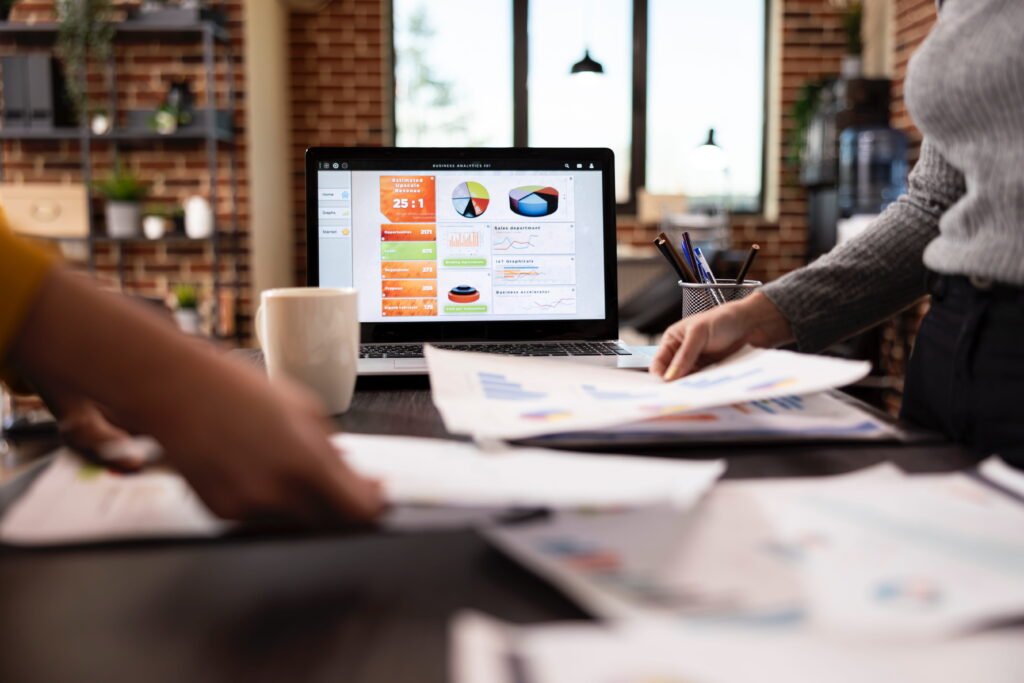 ordinateur portable affichant des analyses commerciales 2